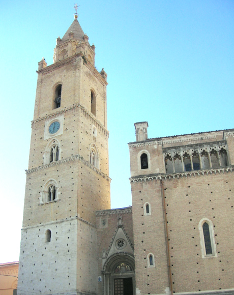 グラン・サッソやマイエッラ山塊といった雄大な山々があり、バードウォッチング、ハイキング、スキーなど自然の宝庫「アブルッツォ ピュ[Abruzzo piu']」